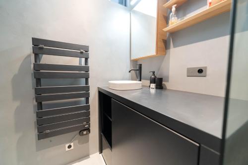 La salle de bains est pourvue d'un lavabo et d'un comptoir. dans l'établissement Old Town Diamond, adorable sunny apartment with AC, à Nice