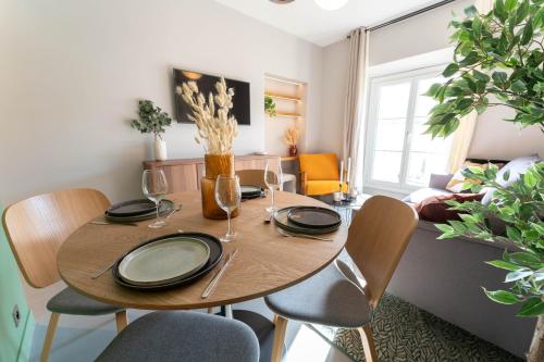 une salle à manger avec une table et des chaises et une chambre avec un canapé dans l'établissement Old Town Diamond, adorable sunny apartment with AC, à Nice