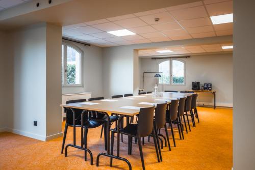 a large conference room with a long table and chairs at Hotel Base Camp Lodge - Albertville in Albertville