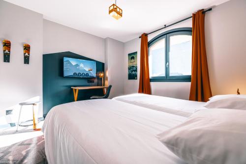a bedroom with two white beds and a window at Hotel Base Camp Lodge - Albertville in Albertville
