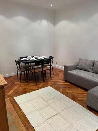 un salon avec une table et un canapé dans l'établissement Magnifique appartement 2 chambres Paris 16e Trocadéro Tour Eiffel, à Paris