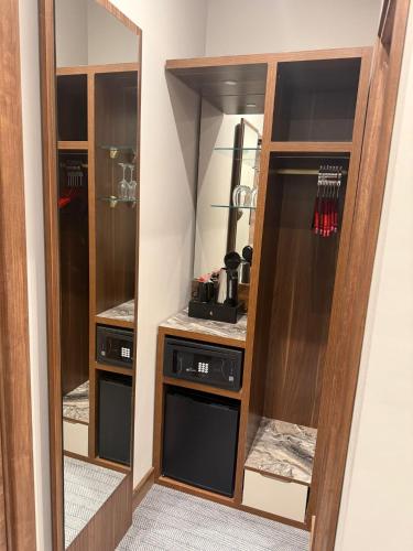 Una cocina o cocineta en St Mark's - Merit Hotels