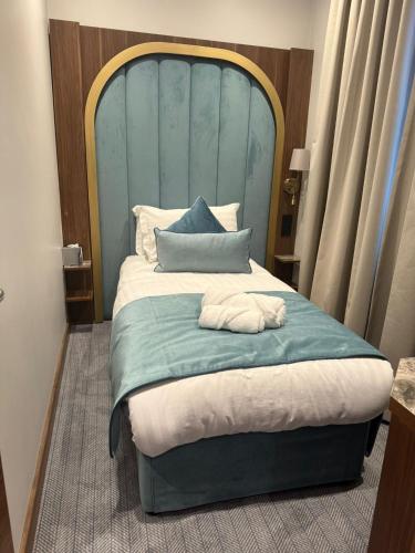 Una cama o camas en una habitación de St Mark's - Merit Hotels