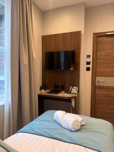 Una cama o camas en una habitación de St Mark's - Merit Hotels