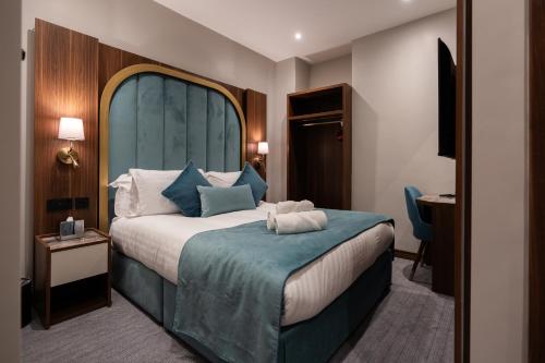 Una cama o camas en una habitación de St Mark's - Merit Hotels