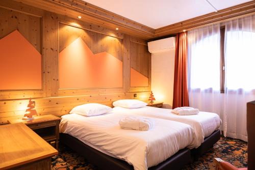 a hotel room with two beds and a window at Hotel Base Camp Lodge - Albertville in Albertville