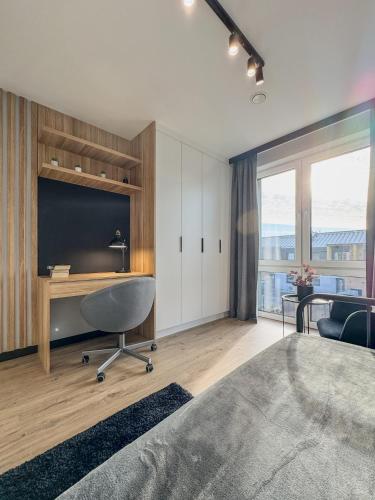 an office with a desk and a chair in a room at Dom Neuhaus in Jeżów Sudecki