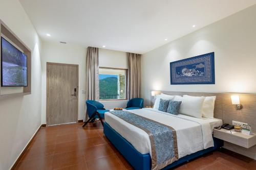 a hotel room with a bed and a window at Sterling Corbett in Marchula