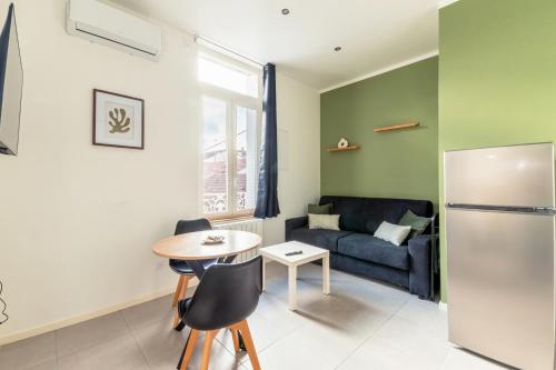 un salon avec un canapé et une table dans l'établissement Chaleureux appartement T2 au calme et climatisé proximite centre lyon, à Villeurbanne