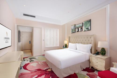 Ένα ή περισσότερα κρεβάτια σε δωμάτιο στο NARADA Resort Shanghai Hotel Disney Store