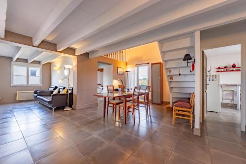 a living room with a table and chairs at Le bel Oasis parking facile in Balma