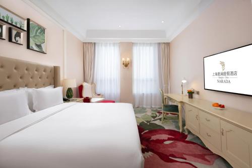 Ένα ή περισσότερα κρεβάτια σε δωμάτιο στο NARADA Resort Shanghai Hotel Disney Store