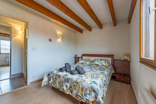 a bedroom with a bed and a window at Le bel Oasis parking facile in Balma