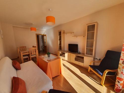 Televízia a/alebo spoločenská miestnosť v ubytovaní Apartamentos Sierra Nevada Park