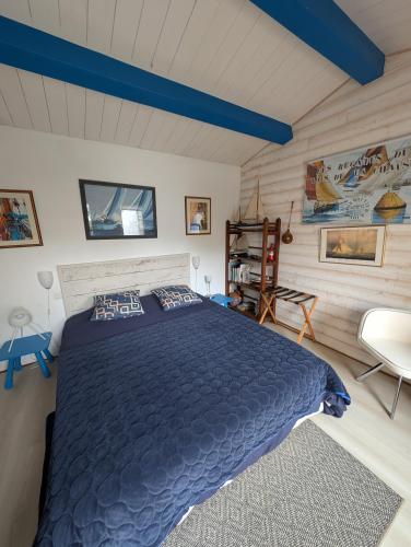 - une chambre avec un grand lit bleu dans l'établissement Les Yeux Bleus Bed & Breakfast, à Noirmoutier-en-l'lle
