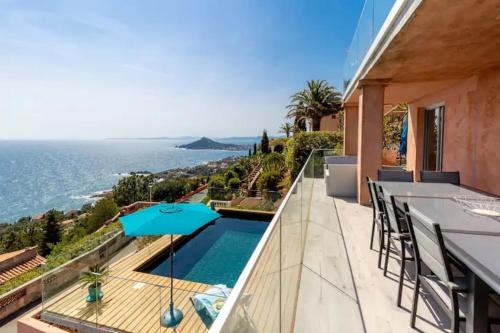 un balcon avec vue sur l'océan dans l'établissement Charming Riviera Villa for 8 Guests Pool & Sea View, à Anthéor
