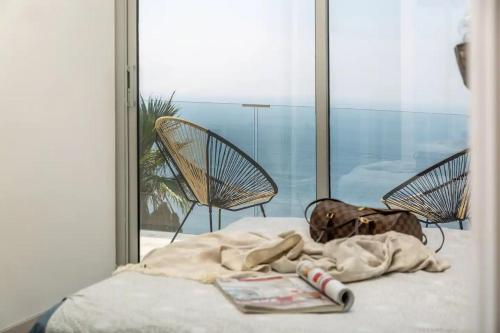 - un lit avec une couverture et deux chaises devant une fenêtre dans l'établissement Charming Riviera Villa for 8 Guests Pool & Sea View, à Anthéor