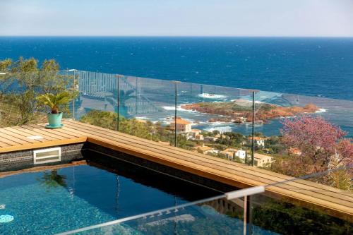 une piscine avec vue sur l'océan dans l'établissement Charming Riviera Villa for 8 Guests Pool & Sea View, à Anthéor