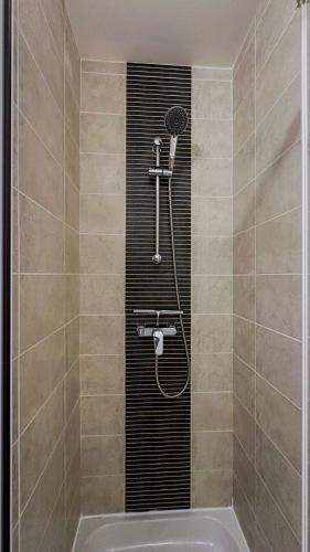 une salle de bain avec douche et baignoire dans l'établissement L Anatole Hyper centre Calme sur cour, à Pézenas