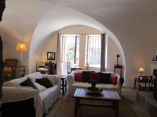 un salon avec deux canapés et une table dans l'établissement MAS PROVENCAL DU 18ème proche UZES, à Belvézet