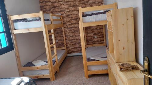 Litera o literas en una habitación de Habibi Hostel