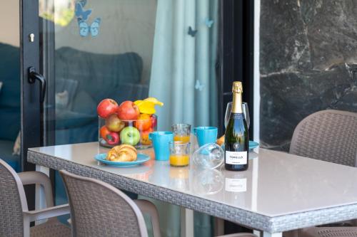 Luxury Poolside Holiday Home italokat is kínál