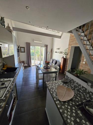 une cuisine et un salon avec une table et une salle à manger dans l'établissement El padre y el hijo D, à Elne