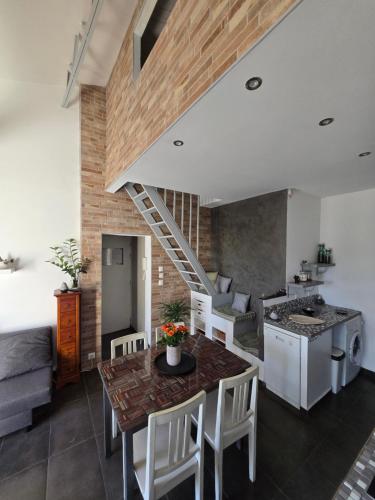 Il comprend une cuisine et un salon avec une table et un escalier. dans l'établissement El padre y el hijo D, à Elne