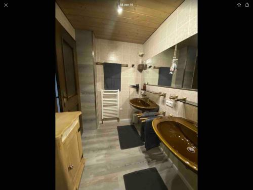 a bathroom with two sinks and two toilets at Ferienwohnung Alpenherz 80qm in Blaichach