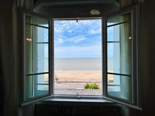 an open window with a view of the beach at Villa Océan- Vue imprenable sur la côte Atlantique in Fouras