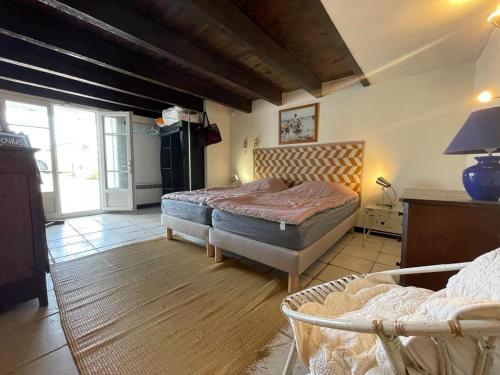 a bedroom with a bed and two chairs in it at Villa Océan- Vue imprenable sur la côte Atlantique in Fouras