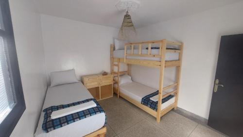 Una cama o camas en una habitación de Habibi Hostel