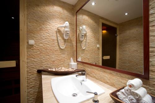 a bathroom with a sink and a mirror at Budget Hotel Victoria in Budapest