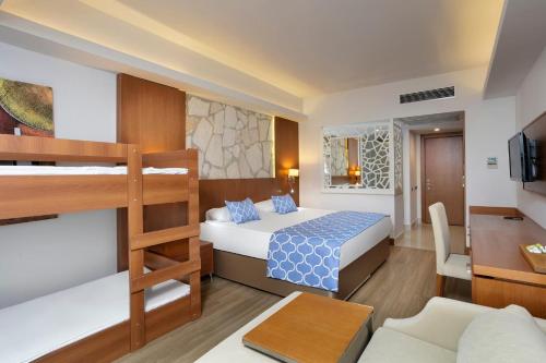 um quarto com um beliche e uma sala de estar em Armas Life Belek em Belek