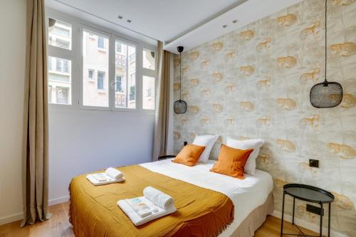 une chambre avec un lit avec deux serviettes dessus dans l'établissement Sublime appartement Paris 4Br-12P, à Paris