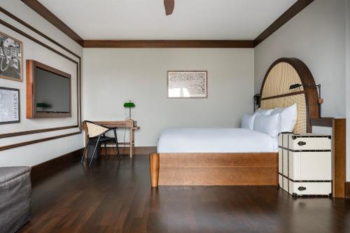 a hotel room with a bed and a table at Numa Berlin Potsdamer Platz in Berlin