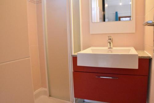 une salle de bain avec un lavabo, un miroir et une douche dans l'établissement Maison 2 pièces mezzanine - Gruissan Ayguades AY110-N02, à Narbonne-Plage