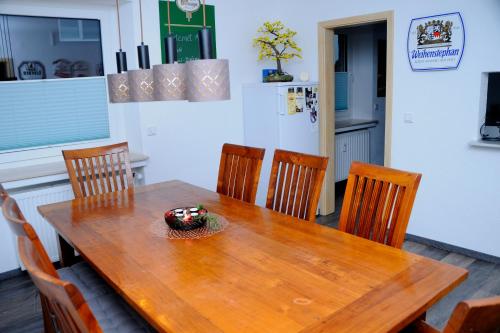a wooden table with a cake on top of it at Bonsai-Ferienwohnung in Bad Laer