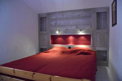 - une chambre avec un lit rouge et une tête de lit rouge dans l'établissement Appartement vue mer 4 pièces - Gruissan Ayguades AY110-R06, à Narbonne-Plage