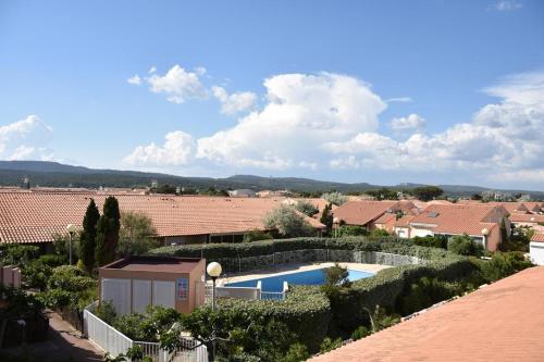- une vue sur une villa avec une piscine dans l'établissement Appartement vue mer 4 pièces - Gruissan Ayguades AY110-R06, à Narbonne-Plage