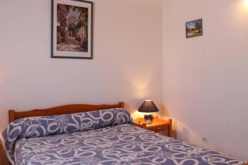 une chambre avec un lit et une lampe sur une table dans l'établissement Maison 3 pièces mezzanine - Gruissan GA120-023, à Gruissan