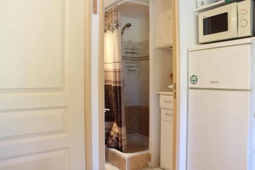La salle de bains est pourvue d'une douche et d'un four micro-ondes. dans l'établissement Maison 3 pièces mezzanine - Gruissan GA120-023, à Gruissan
