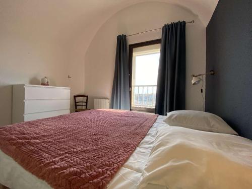 une chambre avec un grand lit et une fenêtre dans l'établissement Appartement 3 pièces - Gruissan GN110-C44, à Gruissan