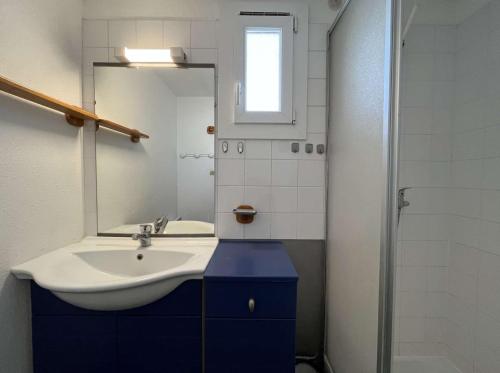 une salle de bain avec un lavabo et un miroir dans l'établissement Maison 4 pièces - Gruissan GN500-014, à Gruissan