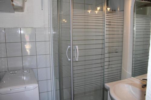 une salle de bain avec une douche, des toilettes et un lavabo dans l'établissement Appartement 2 pièces cabine - Gruissan GN580-033, à Gruissan