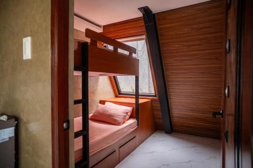 Cama o camas de una habitación en A Skylight Cabin