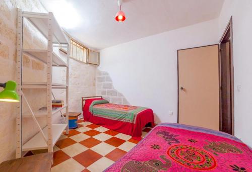 Villa Odetta - appartamento Anfora في توري كوليمينا: غرفة نوم بها سريرين وسرير بطابقين