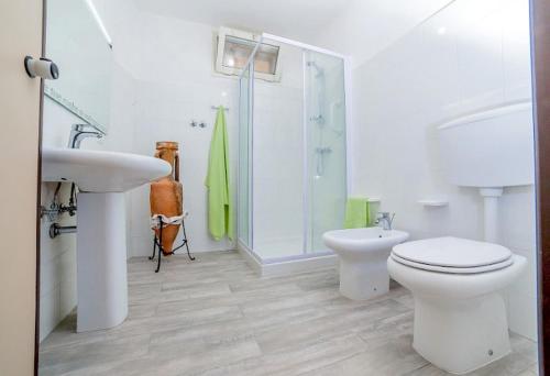 Villa Odetta - appartamento Anfora في توري كوليمينا: حمام مع مرحاض ومغسلة ودش