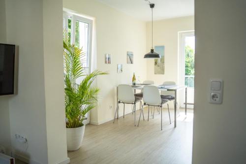 Un comedor con mesa y sillas en 2015 FeWo Schauf Whg2, en Dahme