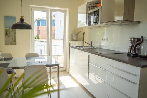 cocina con encimera y mesa en 2015 FeWo Schauf Whg2, en Dahme